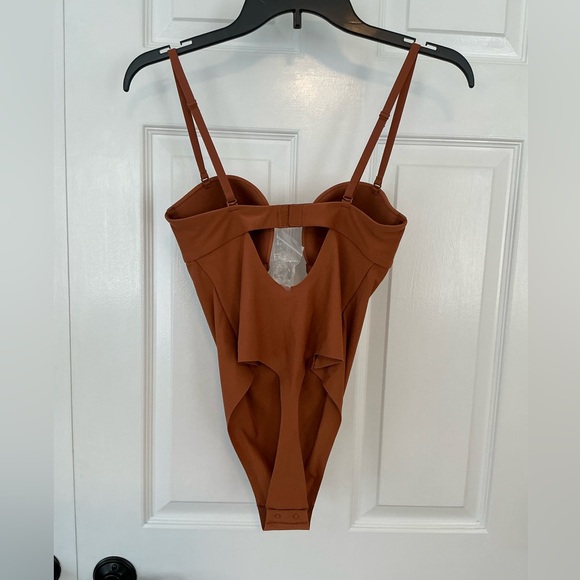 SKIMS Deep Plunge Shapewear Bodysuit | Bronze - Picture 15 of 16